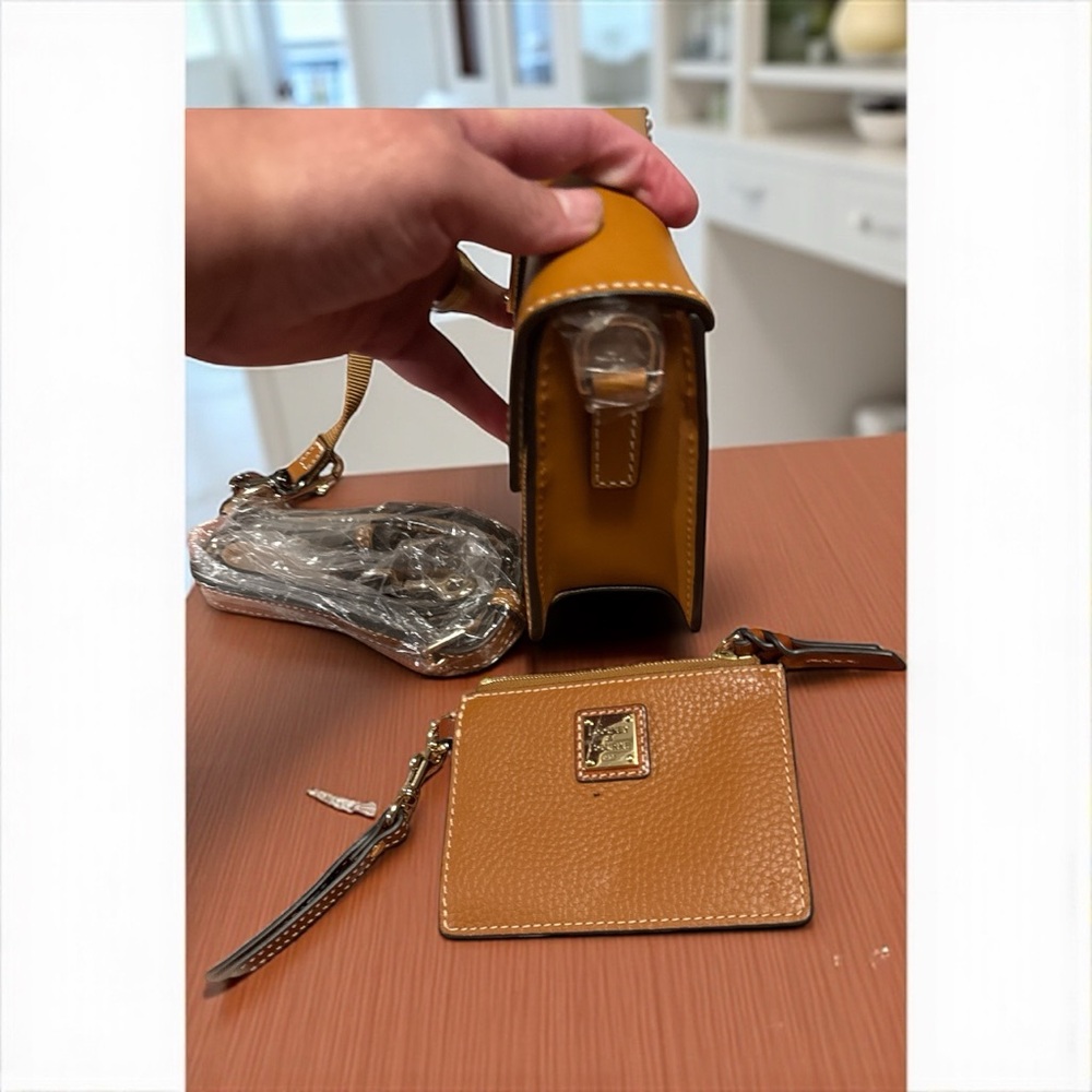Dooney & Bourke Brown leather  Crossbody Bag vintage NWT - Picture 4 of 10